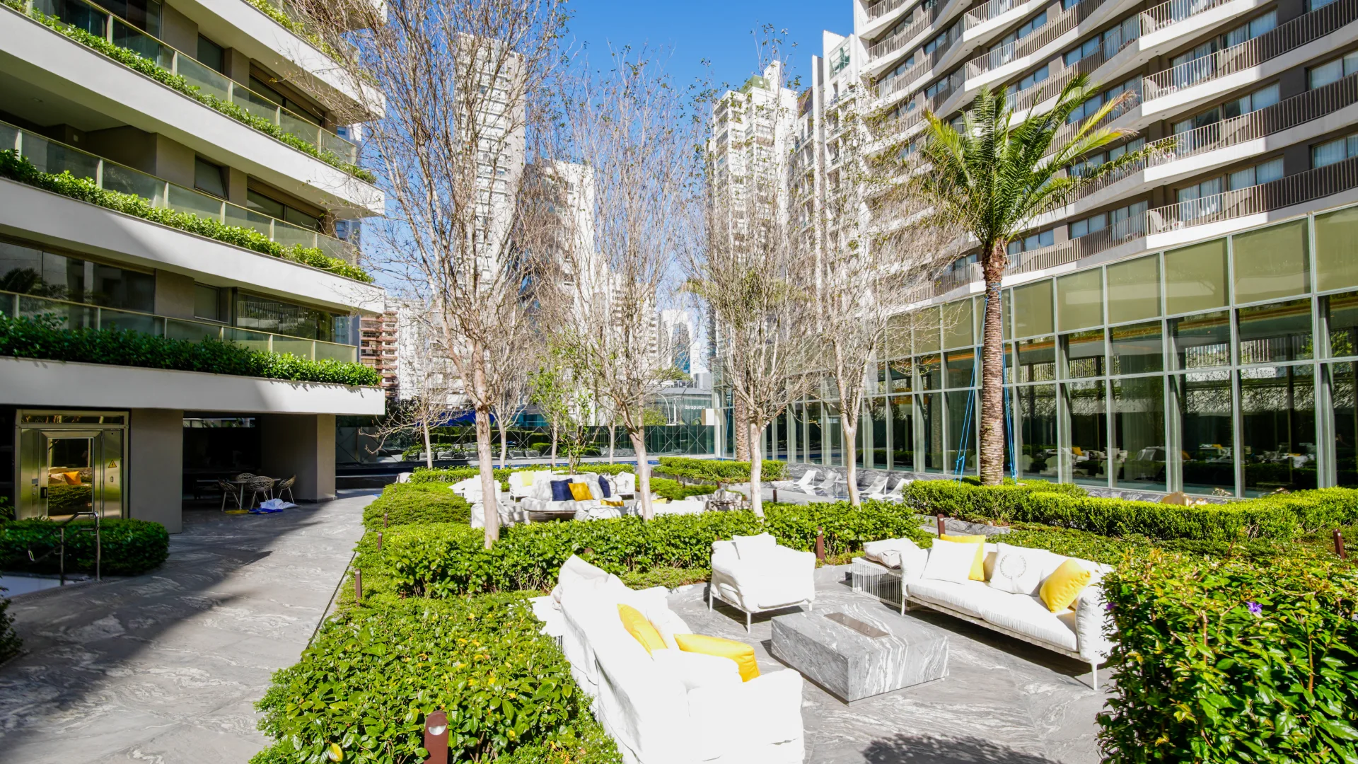 Praça Central e Paisagismo Exclusivo com Design Versace Home