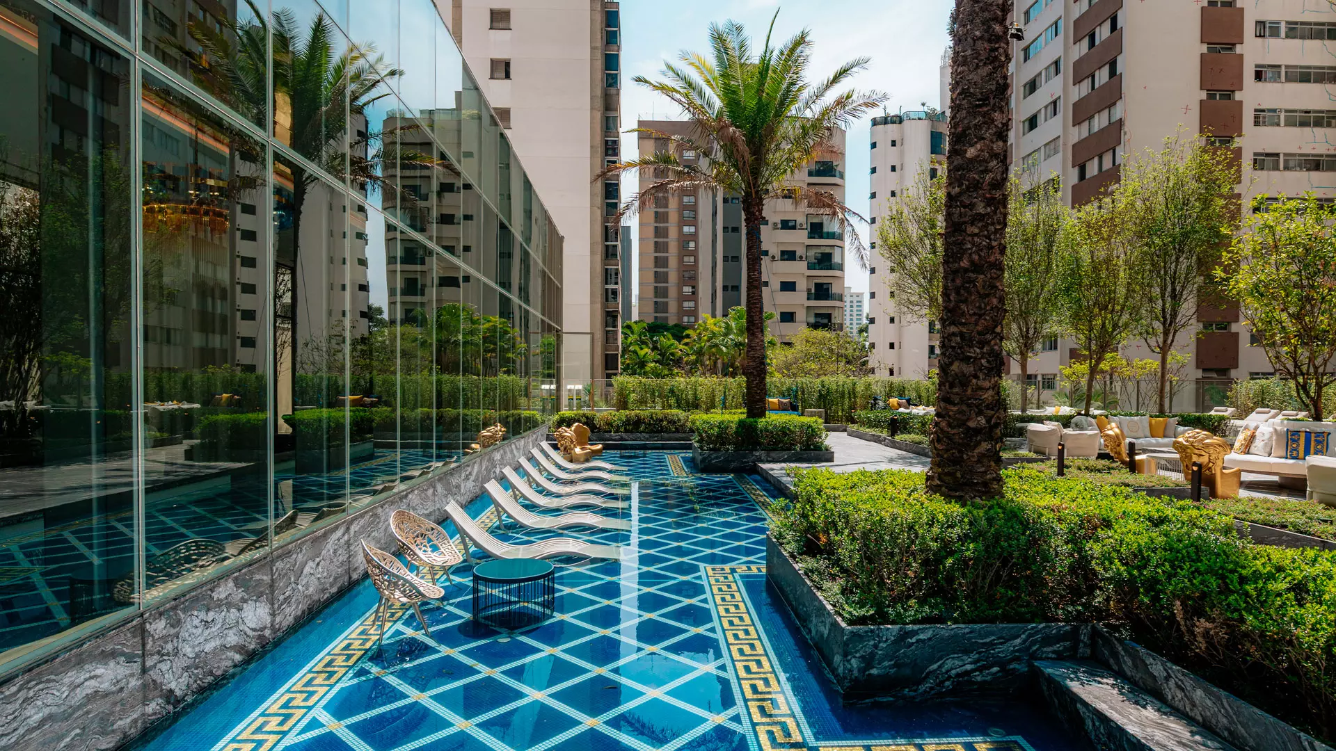 Praça Central e Paisagismo Exclusivo com Design Versace Home